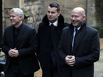 Alan Shearer pays tribute to l...